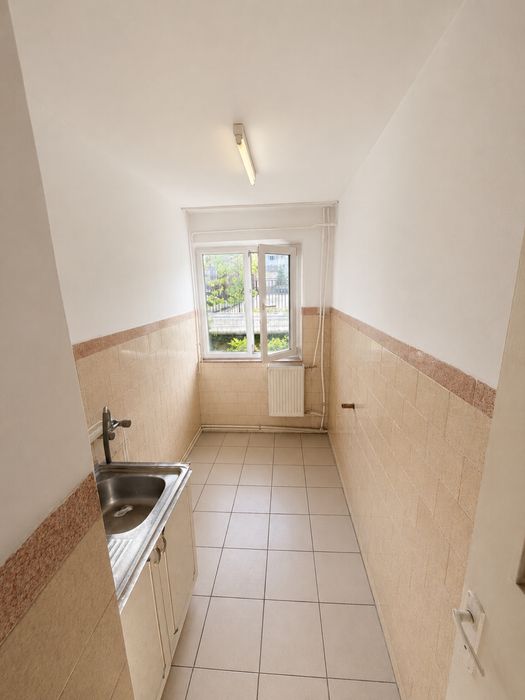 Apartament 3 camere de vânzare – Ostroveni . Zona Hermes, Râmnicu Vâlcea  În spate la Complexul Hermes