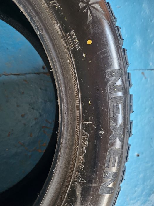 Продам зимние шины  235 50 R18