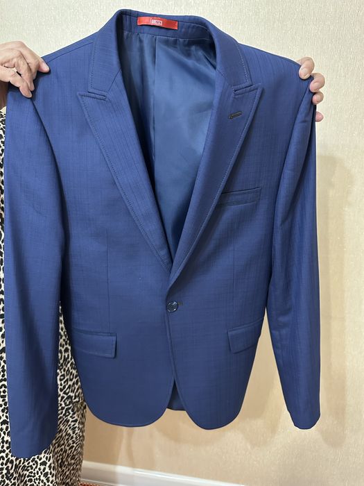 Продаются костюмы с брюками