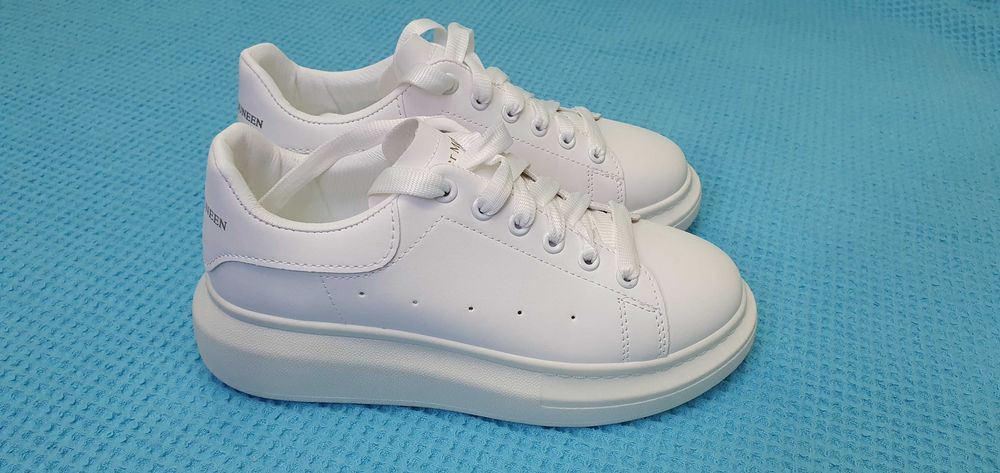 Продам кроссовки женские