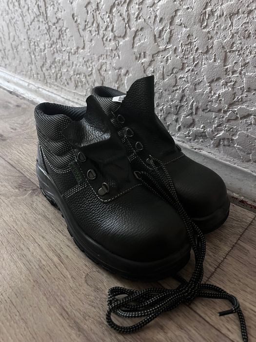 Рабочие ботинки.