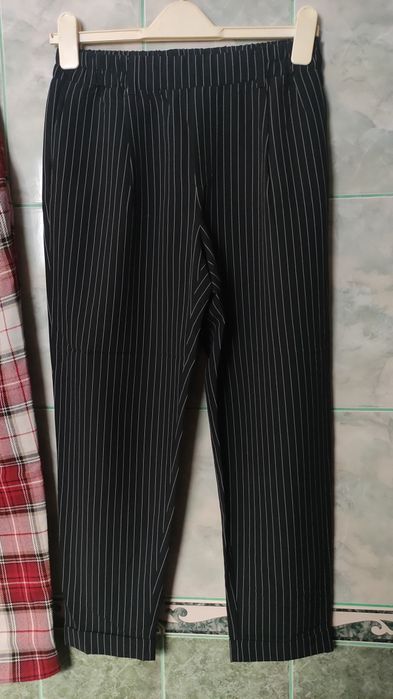 Pantaloni M 40, toți la 20 lei.