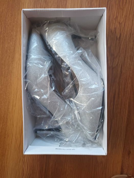 Нови официални сребристи обувки. Номер 41. 17лв.