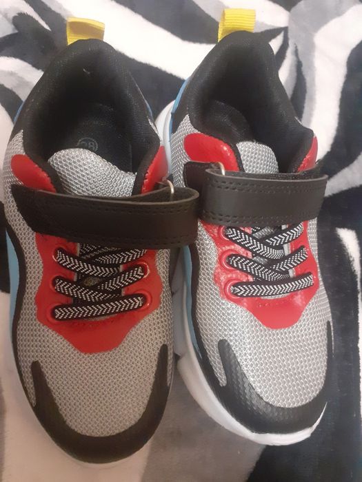 Adidași băiat de culoare neagră cu gri