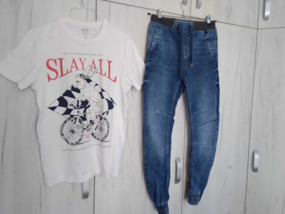 Фирмени модерни дънки и тениска размер s цена 70лв.