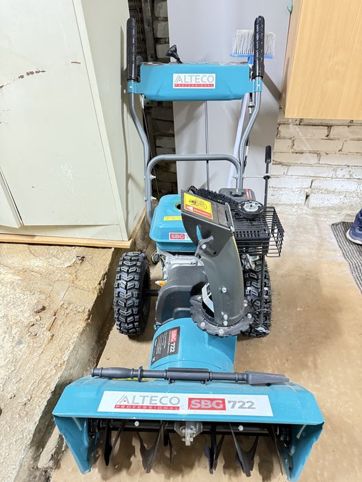 Продам снегоуборочную машину