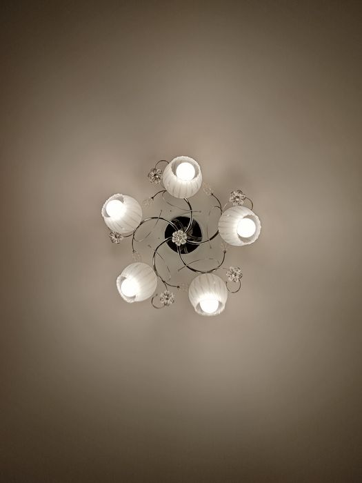 Продам люстру в отличном состоянии