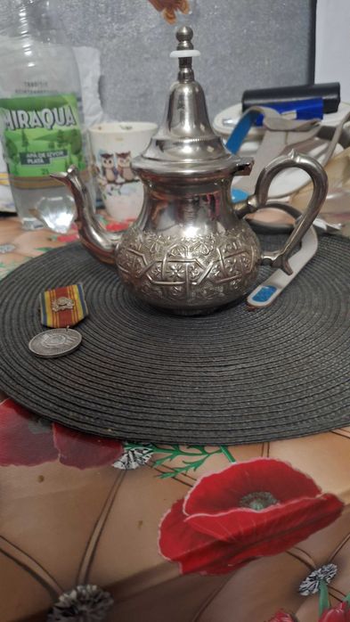 Ceainic arabesc si medalie din argint veche de peste 40 ani