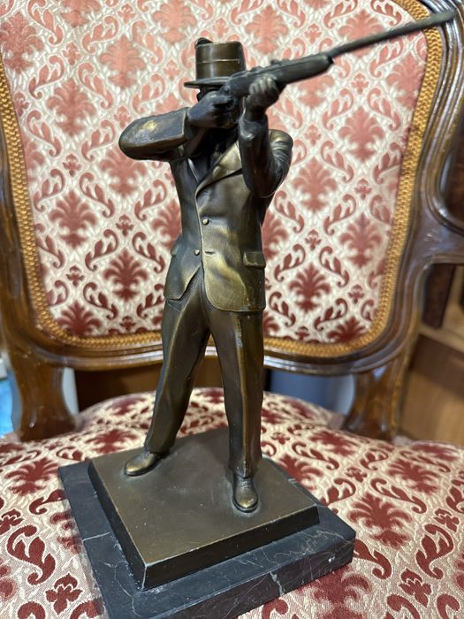 стара масивна бронзова статуетка ловец