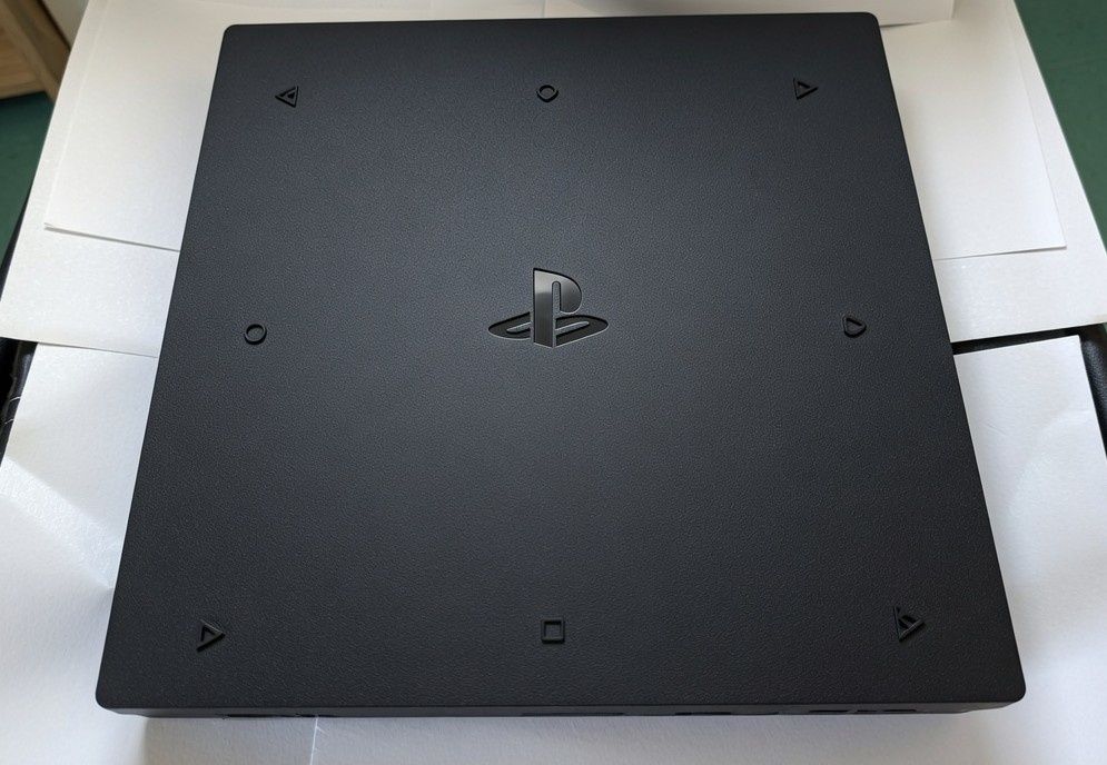PS4 Pro + controller + jocuri