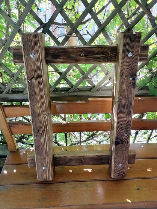 Продавам дървена етажерка за вино