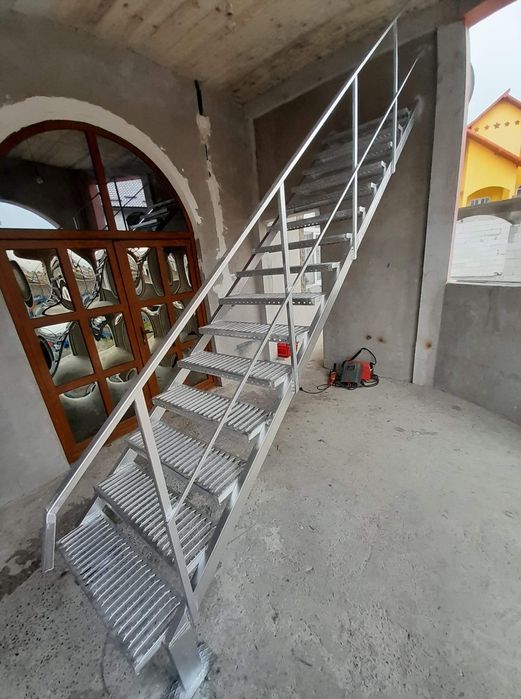 Scari zincate pe comanda