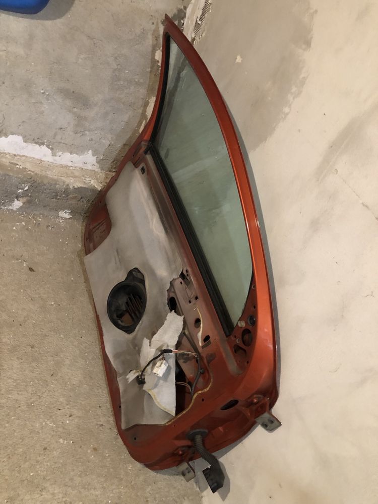 Врата Пежо 206 на части с. Енина • OLX.bg