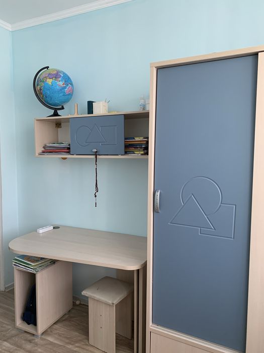 парта для двоих и шкаф , тумба для книг