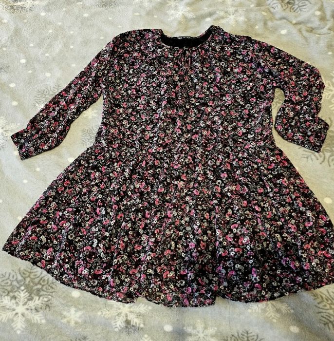 rochie vaporoasa Zara flori roz si albe pe fundal negru