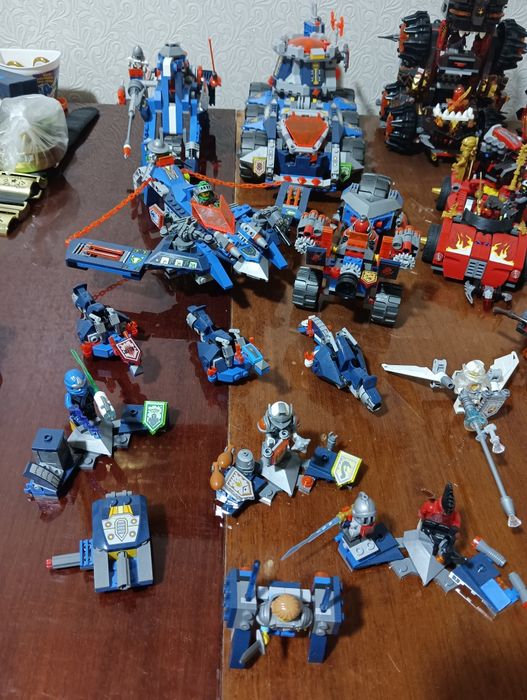 Продам два набора Лего