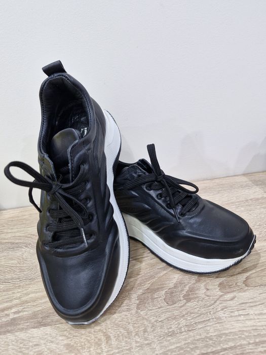 Продам черные кроссовки