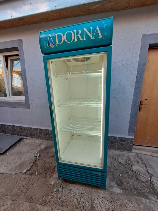 Vând vitrină frigorifică, potrivită pentru terasă, magazin, bar sau restaurant.