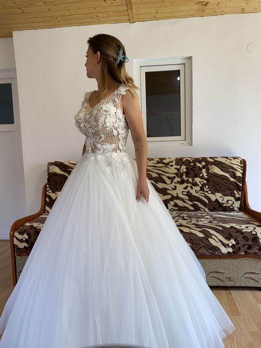 Vand rochie de mireasa cu tot cu crinolina