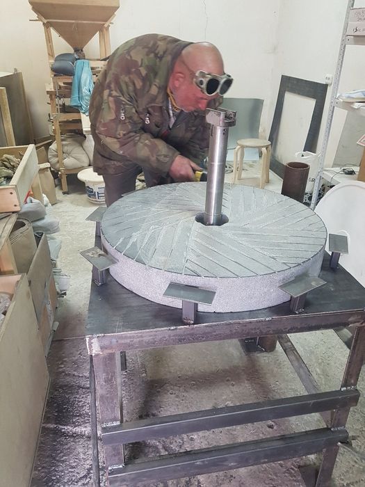 Продам мельницу с гранитными жерновами