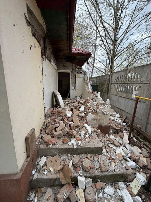 Debarasam moloz mobila veche din poduri apartamente becuri  din curte  pentru mai multe detalii nu ezitați să ne contactați