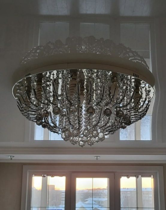 Люстра диаметр 80  и споты