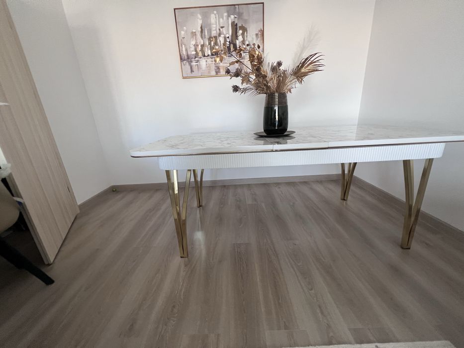 Masă de dining extensibilă cu efect de marmură/aur