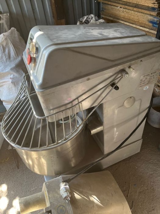 Тестомес для пекарни  HS40