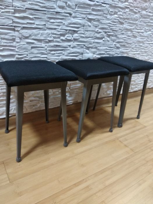 Продам три табуретки