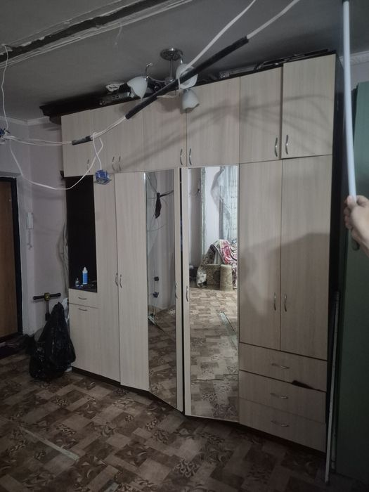 Продается шкаф и стол обеденный