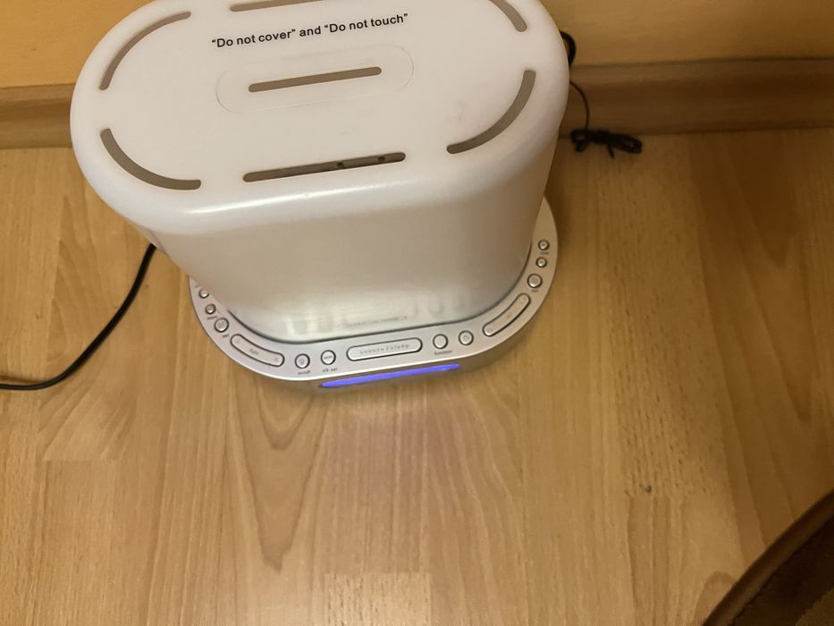 ceas, radio și lampă