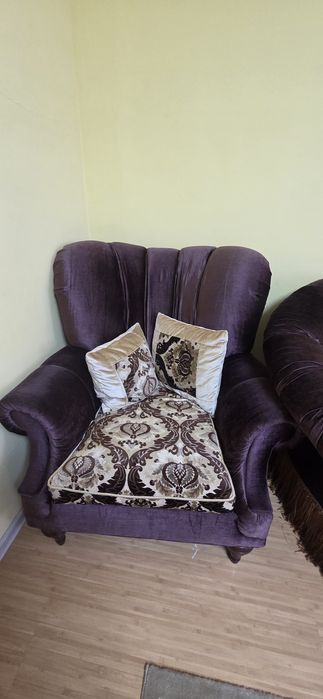 Продам большой диван с креслами