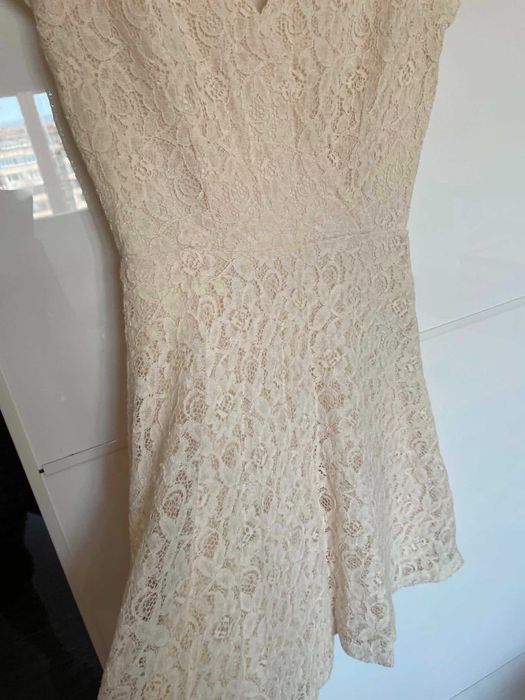 Бяла дантелена рокля Bershka