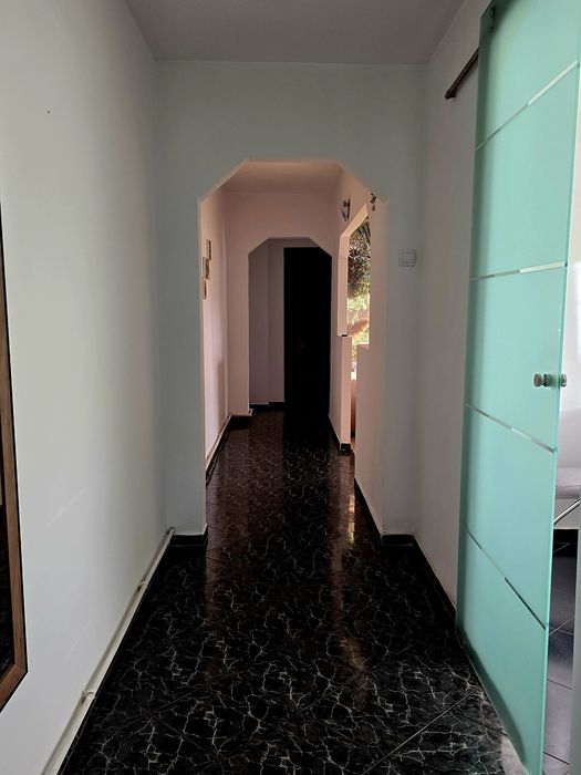 Inchiriez apartament 3 camere, micro 11