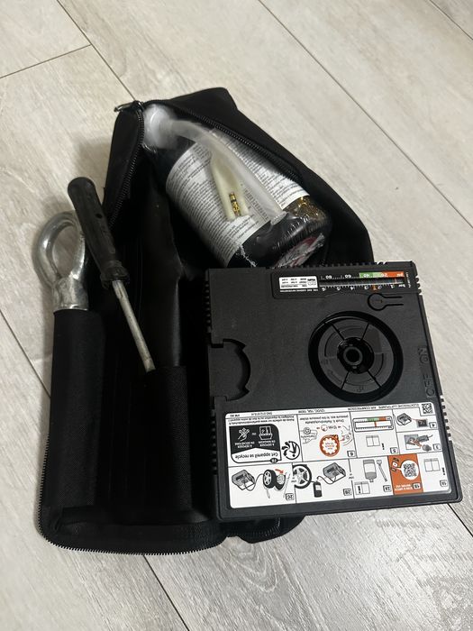 Kit compresor auto nou cu spuma, surubelnita, carlig tractare si husa