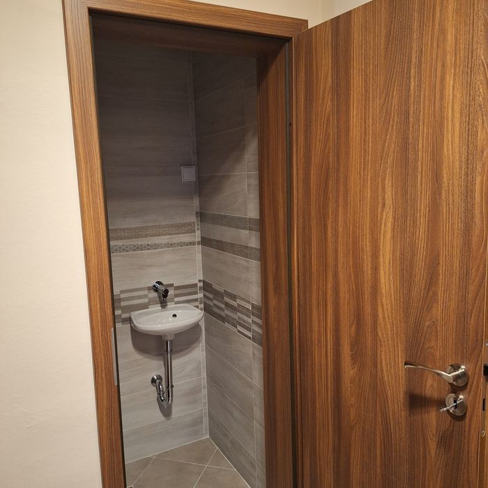 Продавам чисто нова врата KLASSEN в комплект с каса