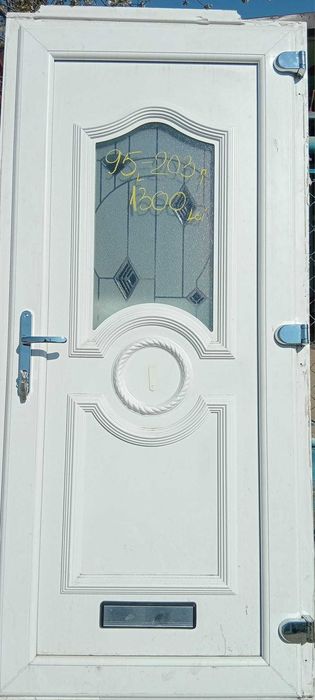 Usi exterior elegante cu vitralii