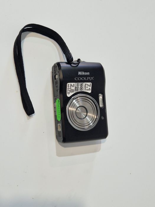 Aparat foto Nikon cu defecțiune la obiectiv. La pornire nu iese pana la capăt.