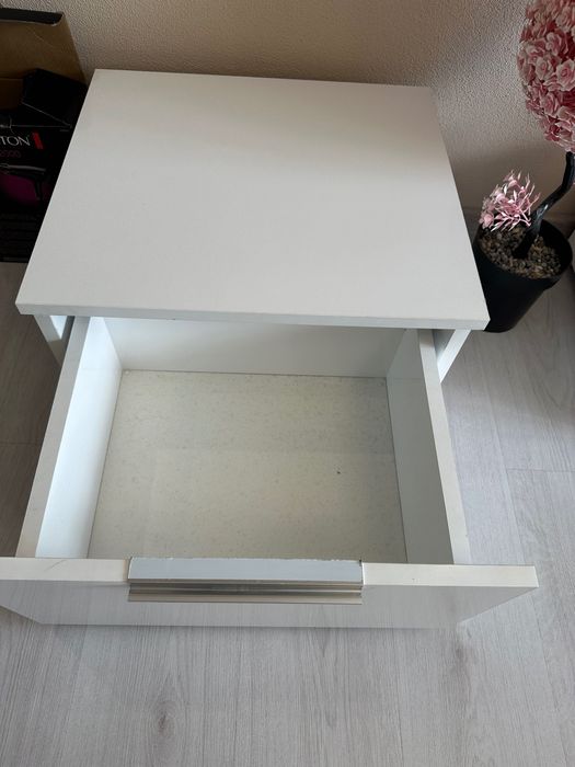 Неразличимо от ново Нощно шкафче