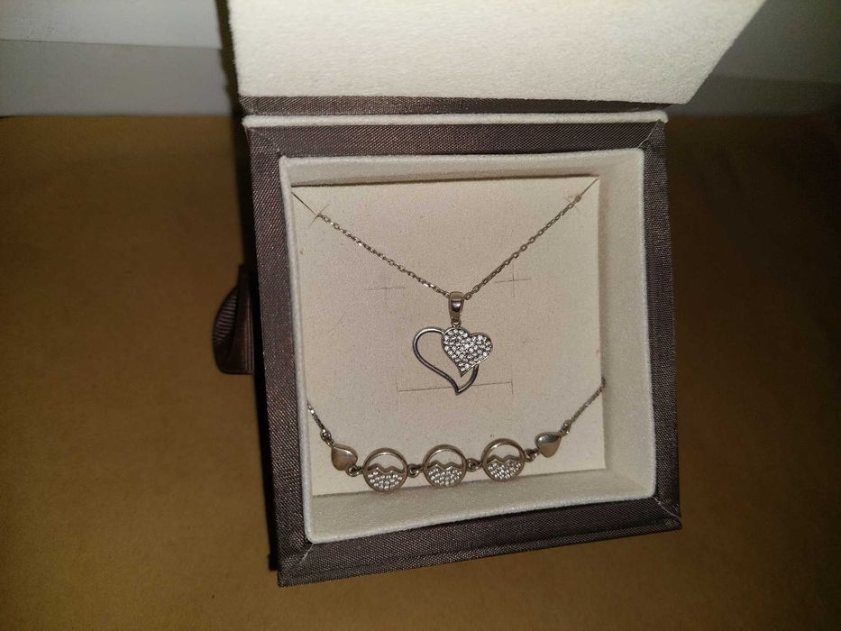 Set bratara si colier plasate cu argint in cutie cadou teilor