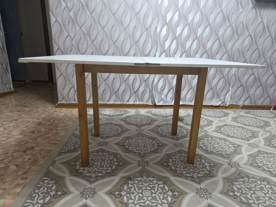 Стол обеденный..