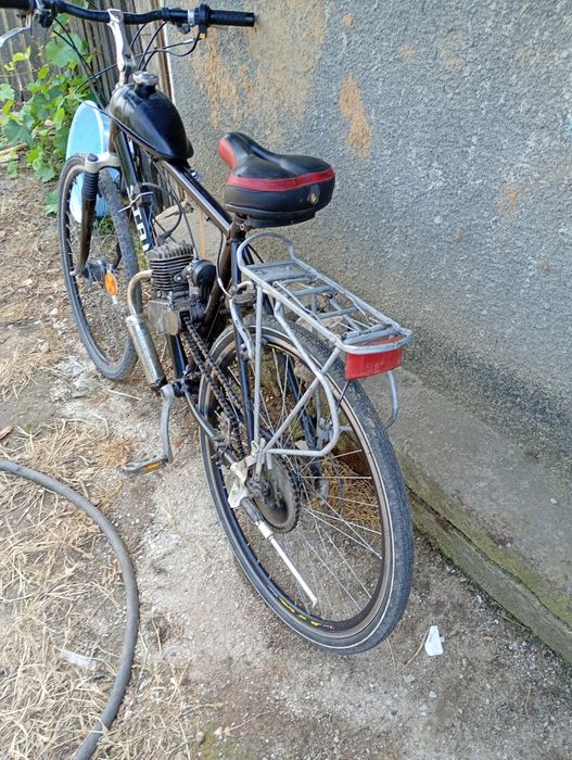 La schimb bicicletă cu motor ăn 2 timpii