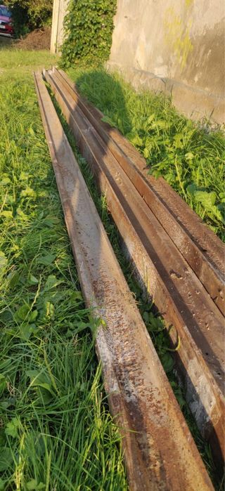 Vând 3 sine tren cu lungimea de 6 m fiecare, ștanțate-54kg/ m. Șinele au fost folosite la un acoperis de garaj pentru rezistență.