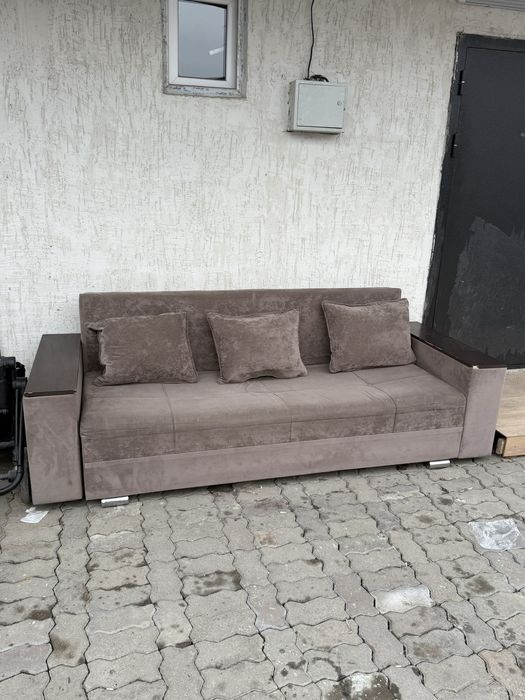 Чистый диван, толька сегодня вывели на ружу
