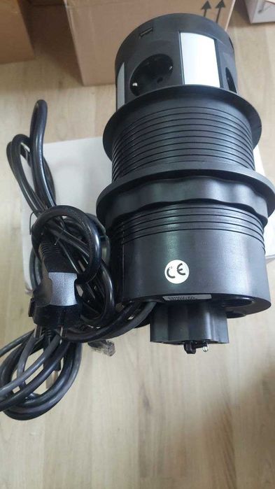 HANNELORE Прибиращ се вграден контакт с USB за бюро