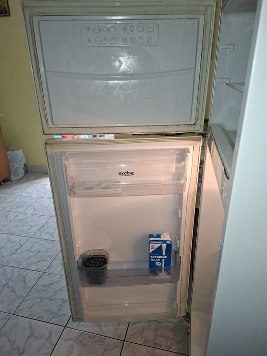 Vând frigider cu congelator Arctic