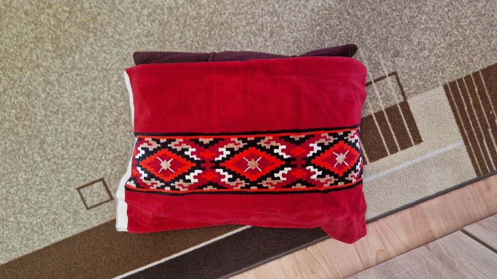 Продавам 3 броя фъкани килими за стена