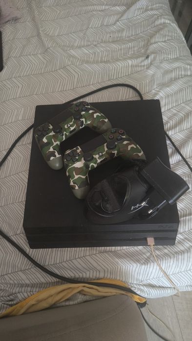 Vând PlayStation 4slim de 1Tb(1 tera).Consola vine însoțită de 2 manete PlayStation 4 model army împreună cu docul de încărcare a manetelor și  hdmi.