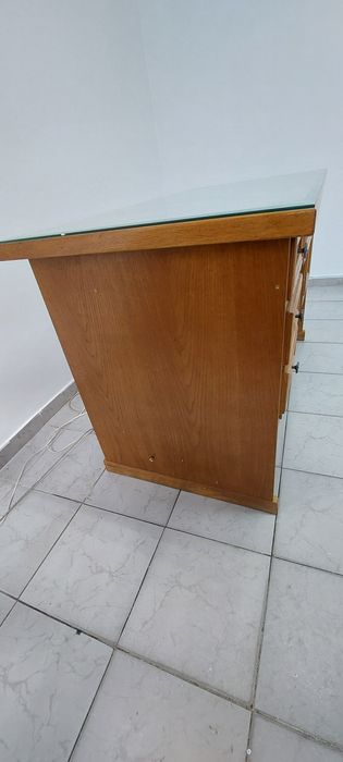 Birou masiv cu geam.