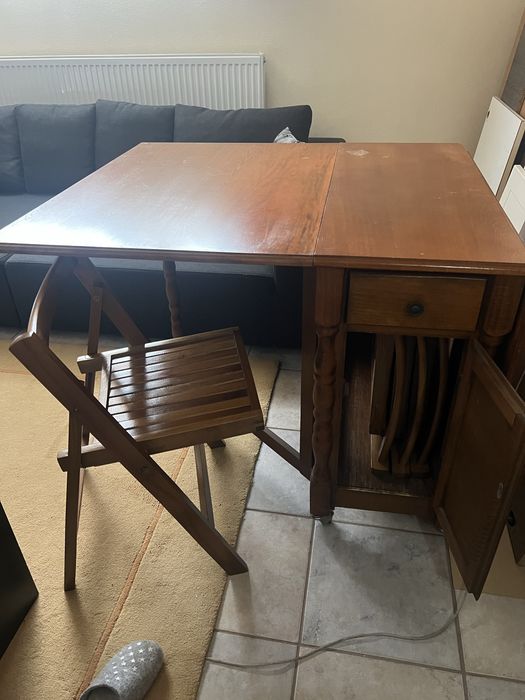 Masa extensibila cu scaune pliabile